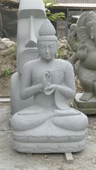 Sitzender Buddha mit floraler Schnitzerei -Chakra Position. Ungefähr 152cm Höhe. Naturstein (Flussstein), Steinmetzarbeiten 